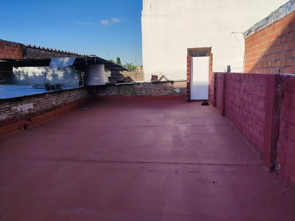 CASA CON 5 DORM EN LOMAS DEL MIRADOR CON GALPON Y COCHERA