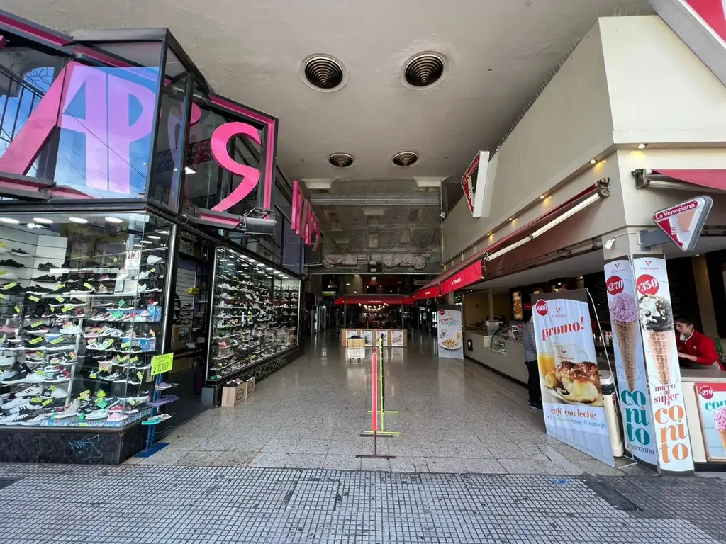 Local comercial en galería “Gran Lomas”(a mts de la entrada)