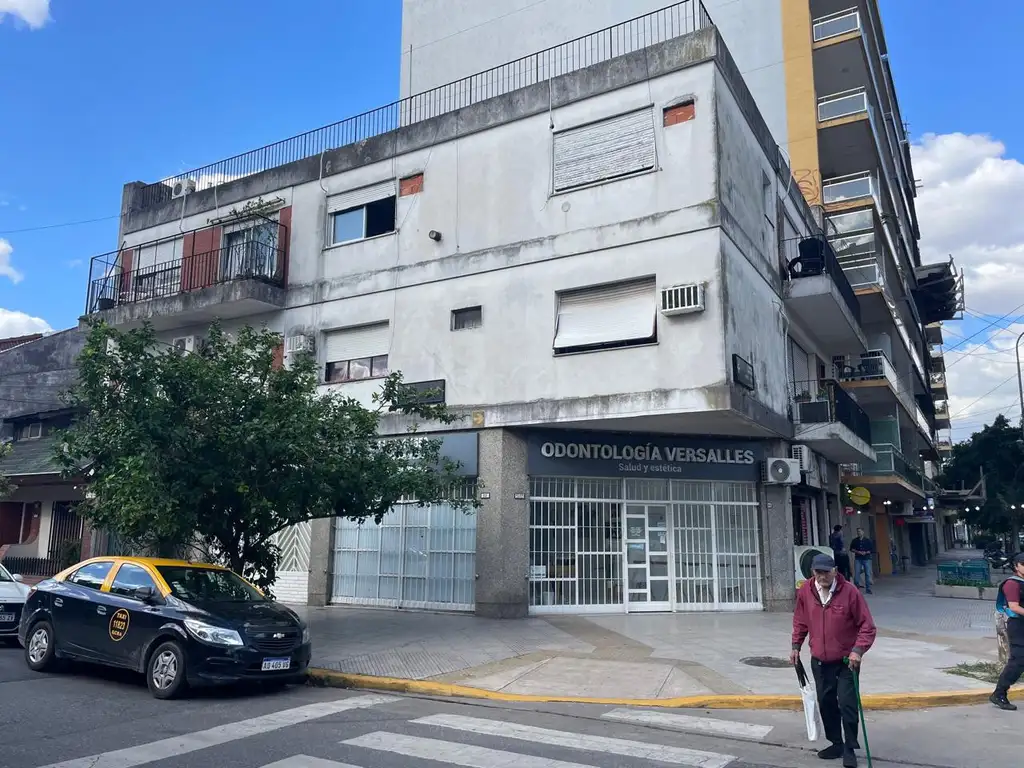 Departamento de 3 ambientes al frente con balcon super luminoso.