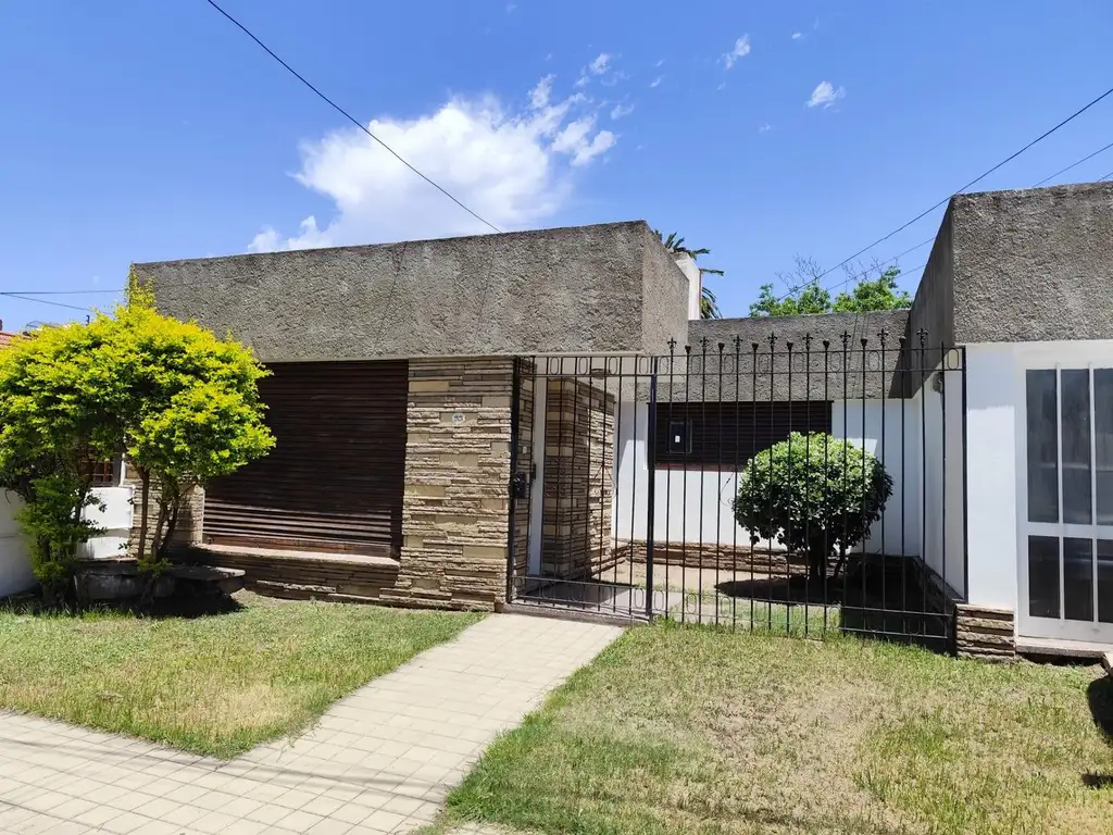 CASA EN VENTA PARQUE VELEZ SARSFIELD 3 DORMITORIOS