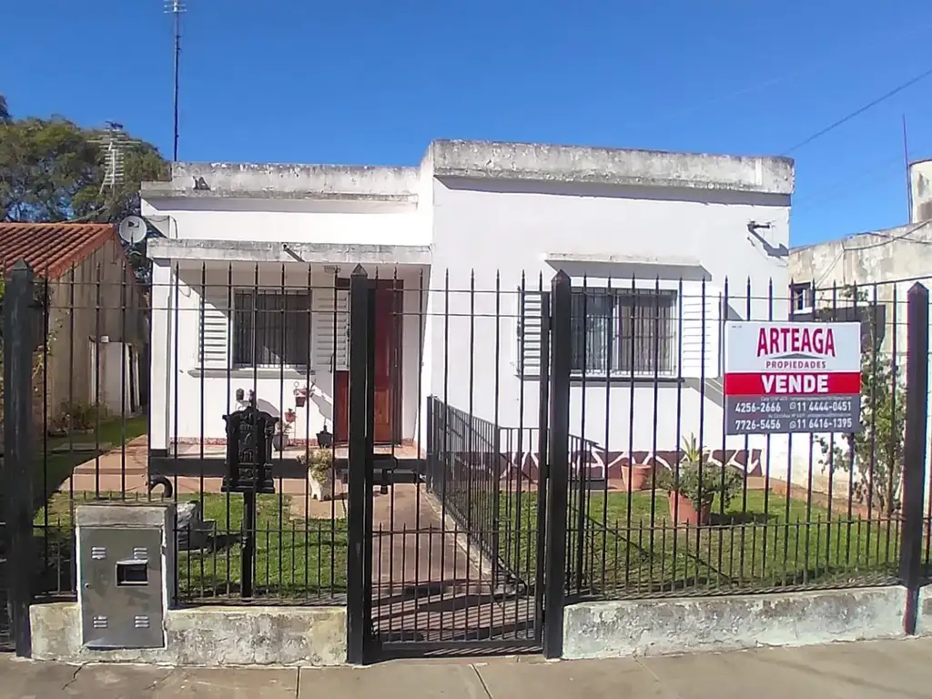 CASA SOBRE AMPLIO TERRENO-ACEPTA PERMUTA