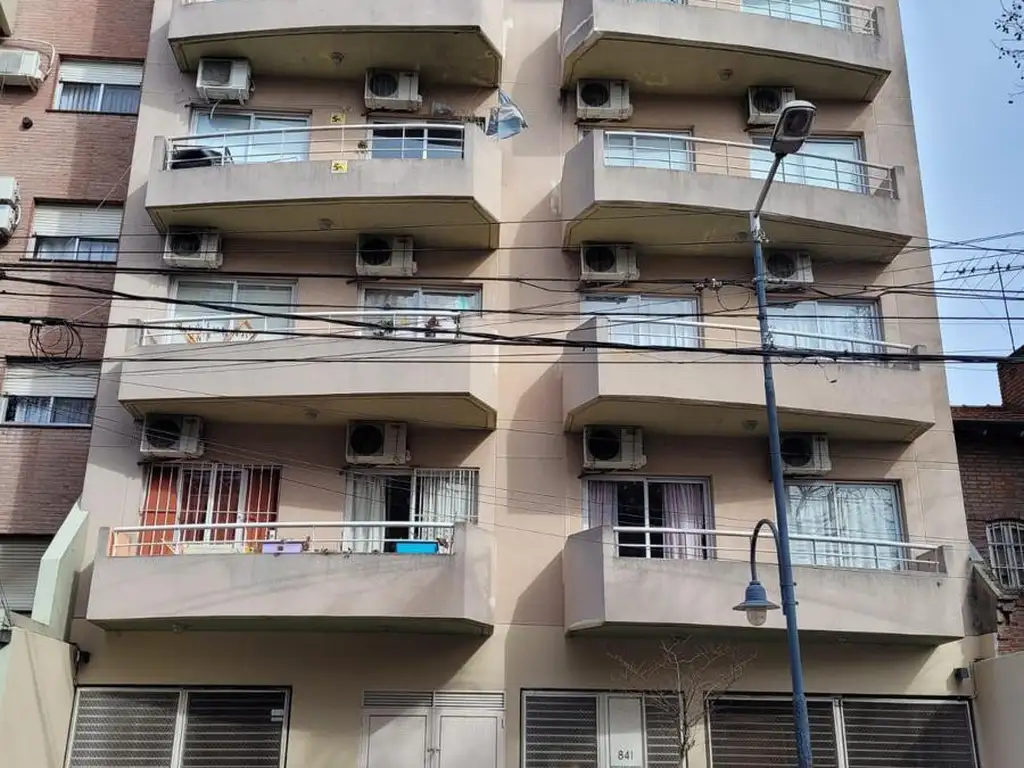 Departamento de 2 ambientes con cochera en pleno centro de San Fernando. En Venta