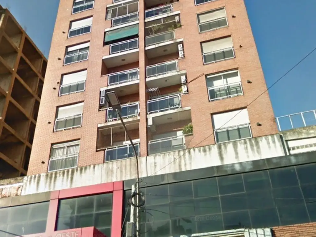 TORRES DEL OESTE, Amplio departamento de 2 ambientes con balcón en excelente ubicación céntrica.