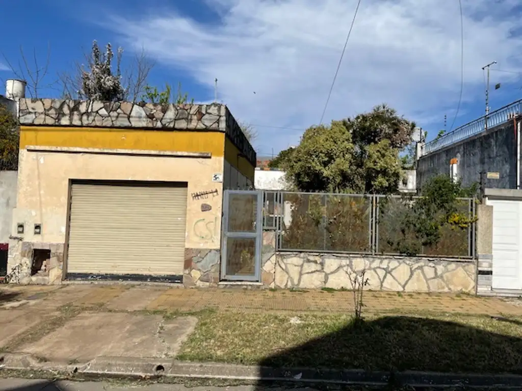 LOTE DE 270 M2 CON CASA A REFACCIONAR PARCIALMENTE