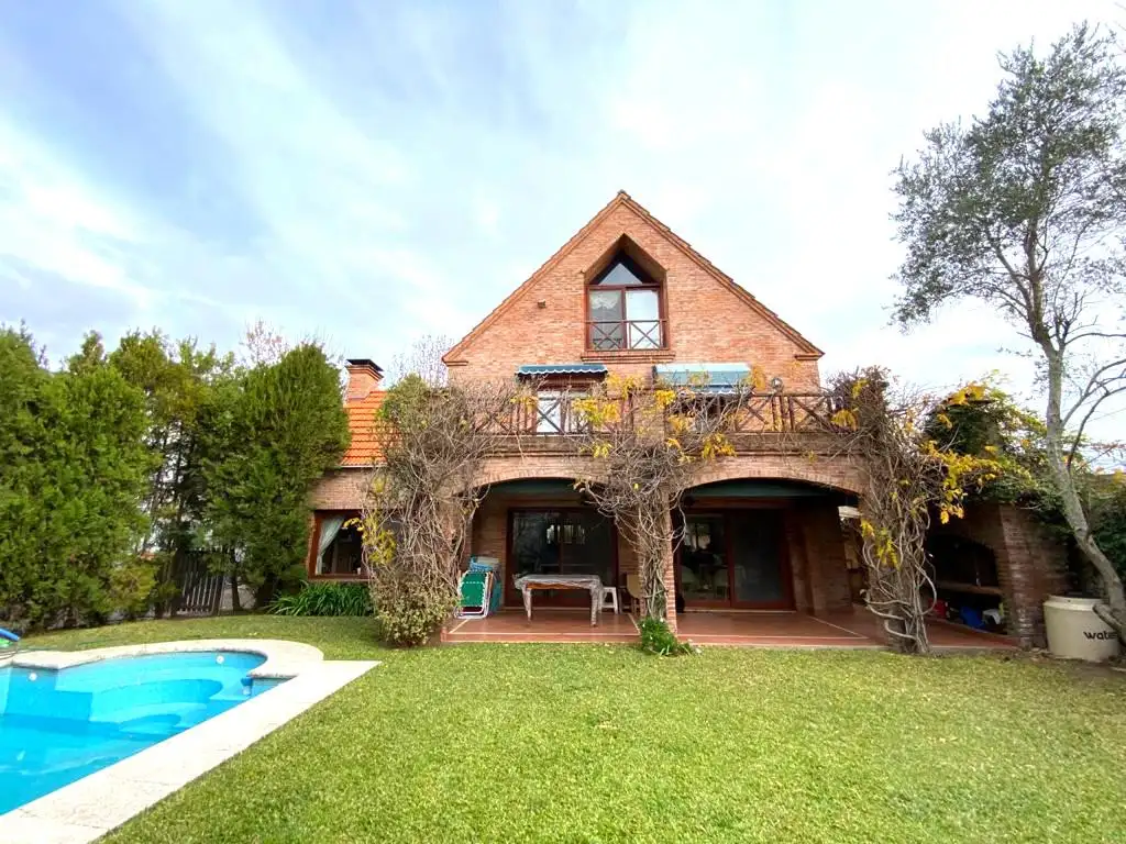 Casa  a la venta en barrio cerrado " Los Sauces"