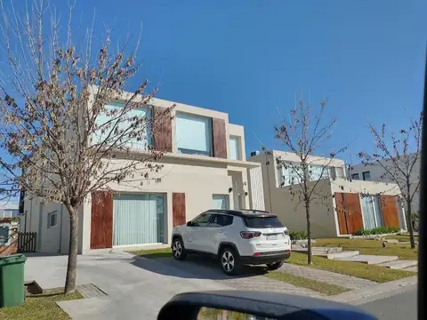 Casa en Venta - 5 ambientes - USD 420.000