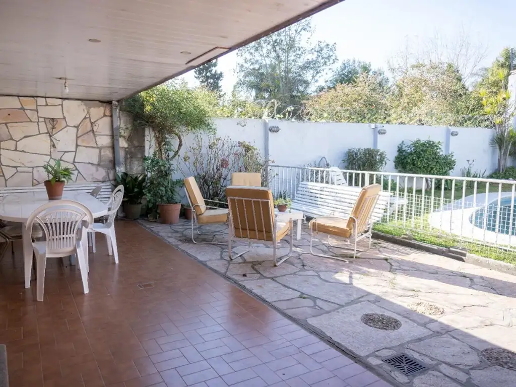 Chalet de dos plantas  con piscina  en venta Martinez