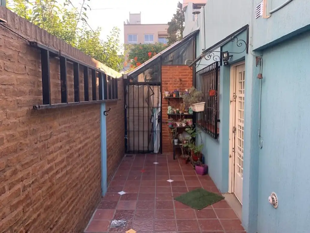 Casa interna de 3 amb. con patio en Quilmes centro