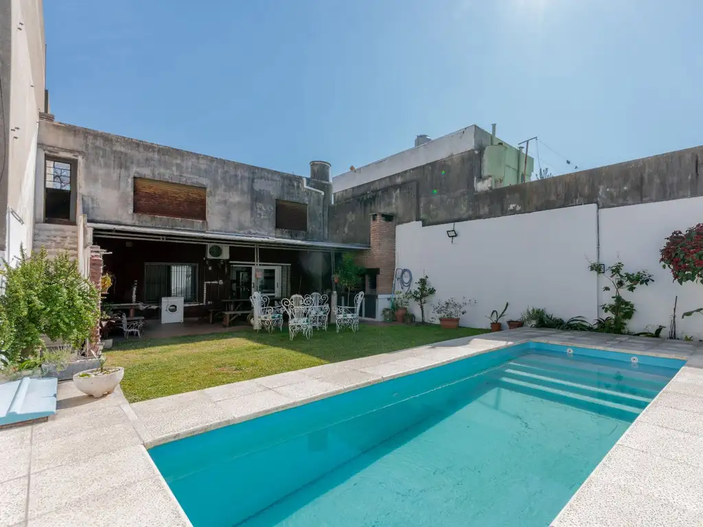 Casa venta 4 dormitorios -Lisandro De La Torre - con cocheras y pileta