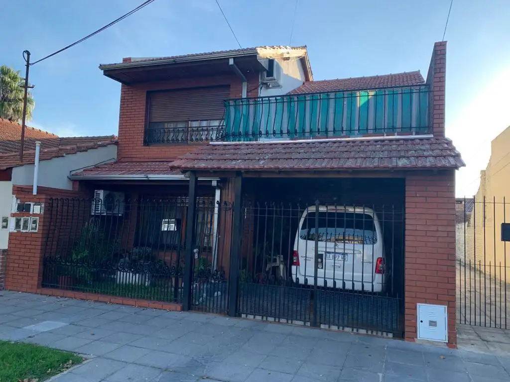 Linda casa de 4 ambientes con garage en Posadas al 800 - Lomas de Zamora