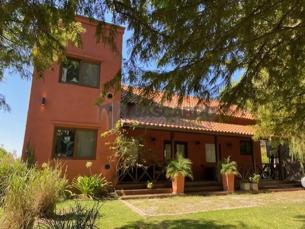 Casa estilo campo de 5 ambientes con fondo con piscina. Buen estado.