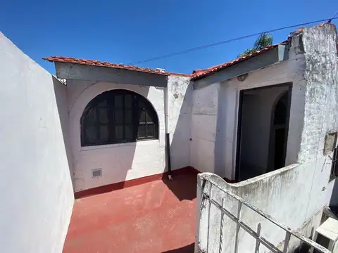 MUY LINDA CASITA PH CON TERRAZA. contra frente LLENA DE LUZ. Baño RECICLADO A NUEVO.