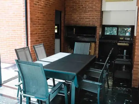 Casa en Venta - 4 dormitorios - USD 318.000