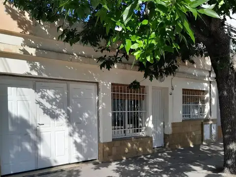 Casa dos dormitorios y garage