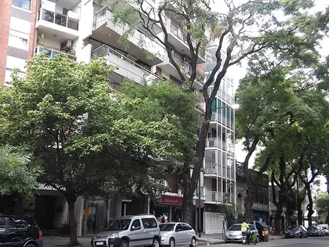 Excelente 4 ambientes con balcón aterrazado en Parque Centenario - Espacio guardacoche