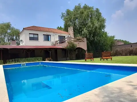 Casa en alquiler de TEMPORADA muy PRIVADA con gran cerco vivo y galeria. (hasta 8 personas). Barrio Cerrado de Tigre. Tranquiliad y relax natural muy cerca de todo.