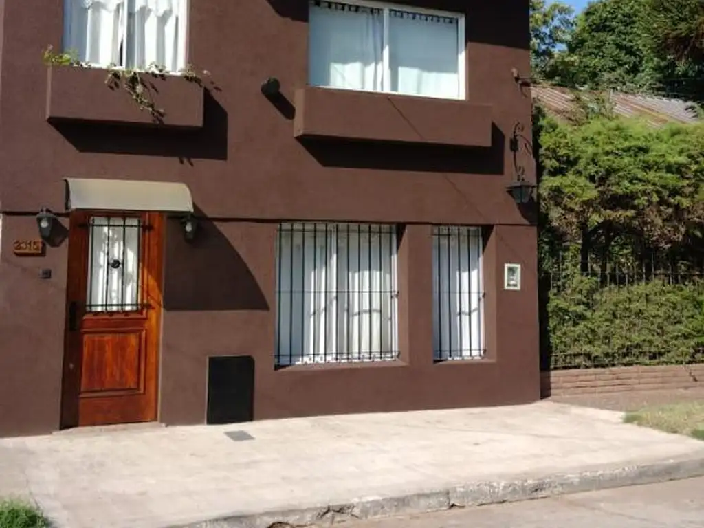 EXCELENTE CASA IDEAL USO PROFESIONAL VENDE