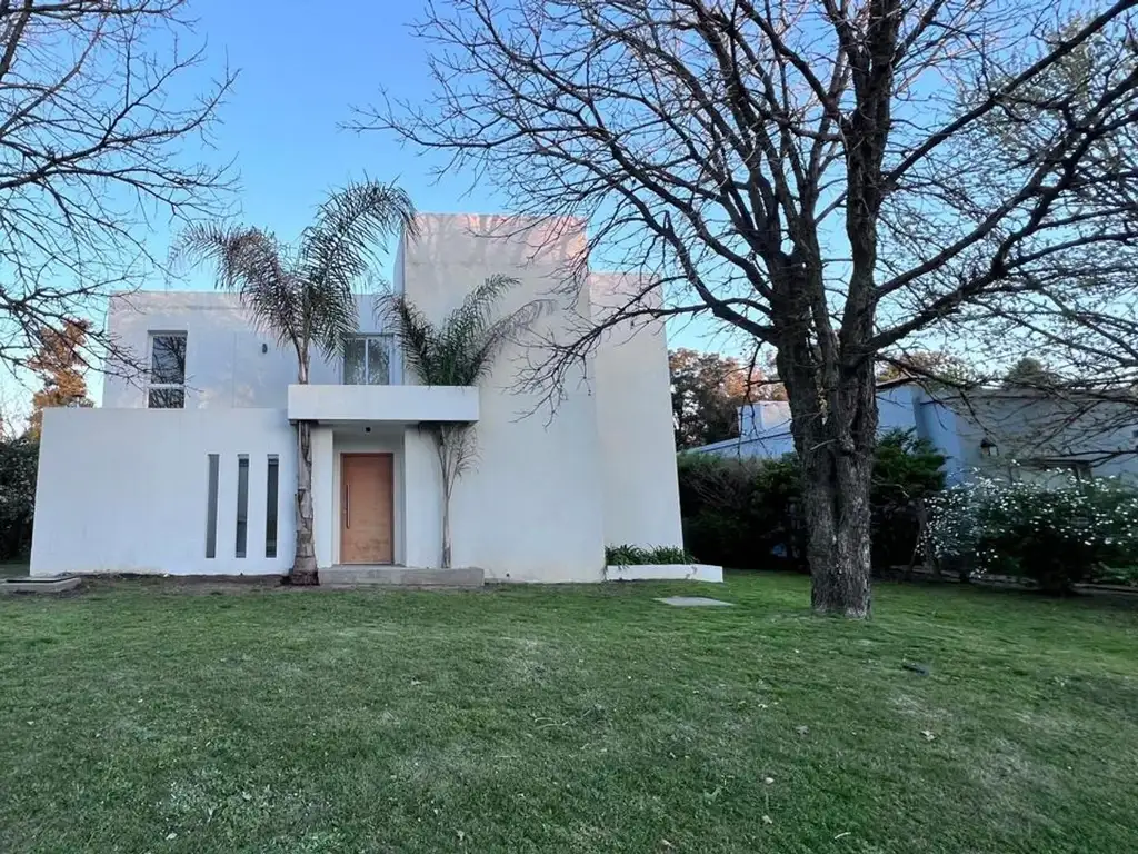 Excelente casa en ALQUILER en Barrio Privado Santa Silvina