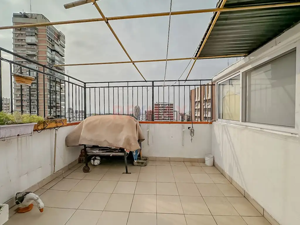 VENTA 2 AMB con terraza y cochera, a reciclar