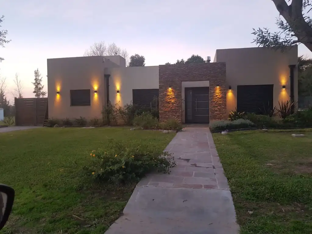 LUJAN VENTA CASA $ AMBIENTES PARQUE Y PILETA