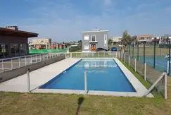 Áreas comunes piscina, club-house en Brisas de Adrogué, Barrio cerrado