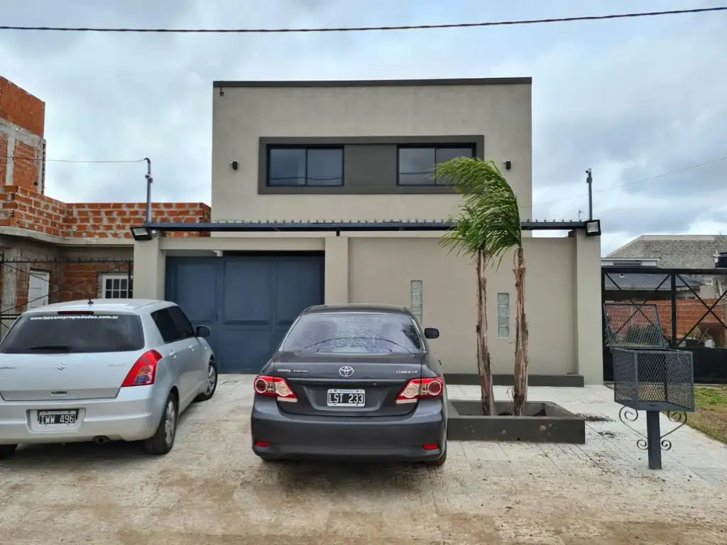 Hermoso vivienda con pileta en Barrio Santa Ana