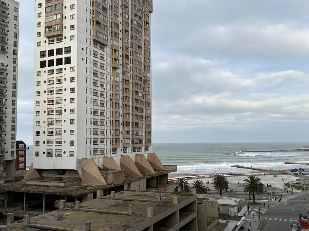 3 Ambientes con vista al mar y cochera - Zona Plaza Colón