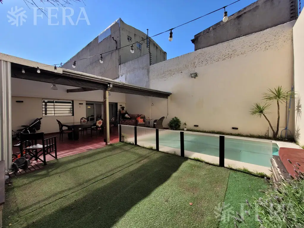 Venta de casa de 3 ambientes con cochera y piscina en Villa Dominico