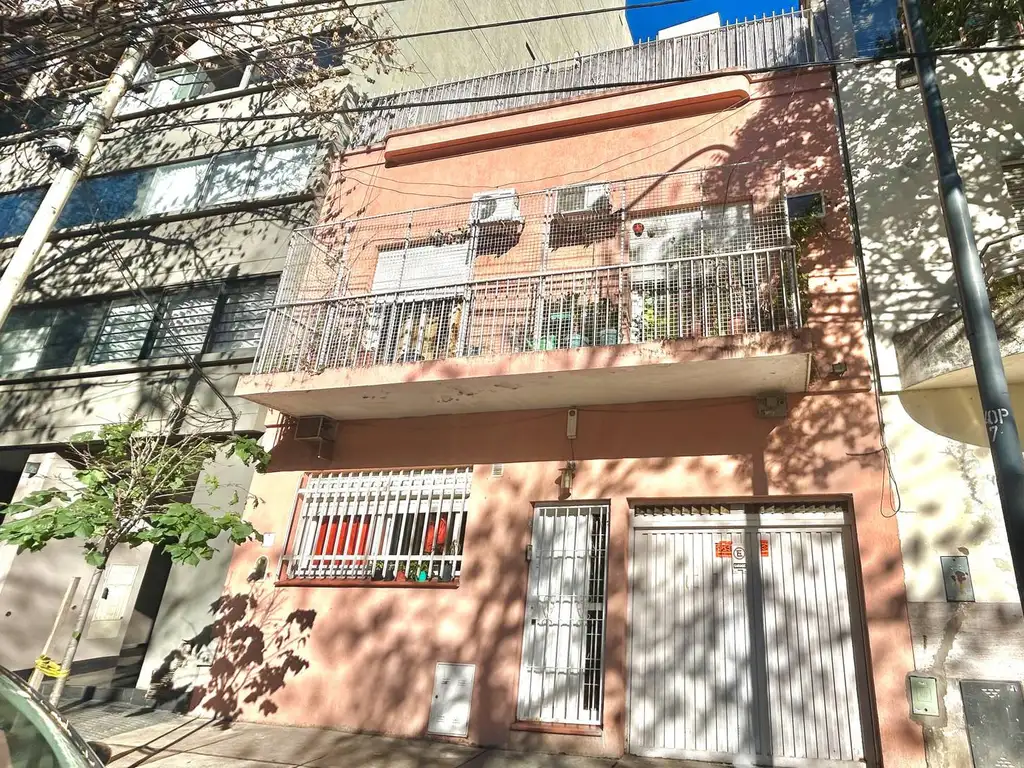 Casa en VENTA con TERRAZA y COCHERA - Caballito - Acepta permuta