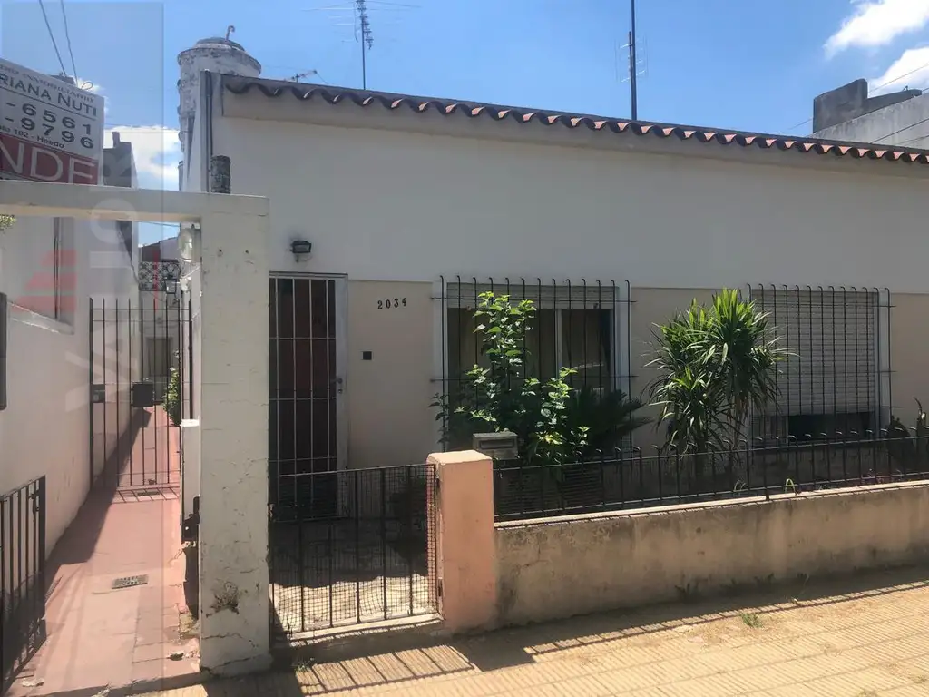 Casa en lote propio de 2 ambientes con patio