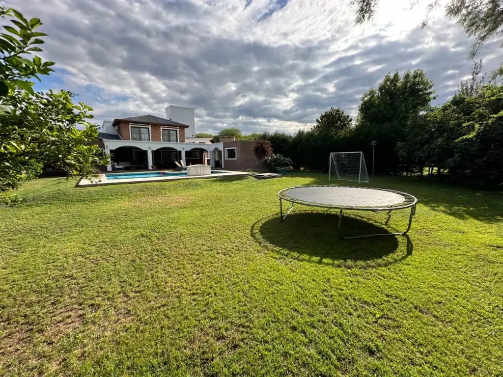 Casa en Venta de Categoria en Los Algarrobos