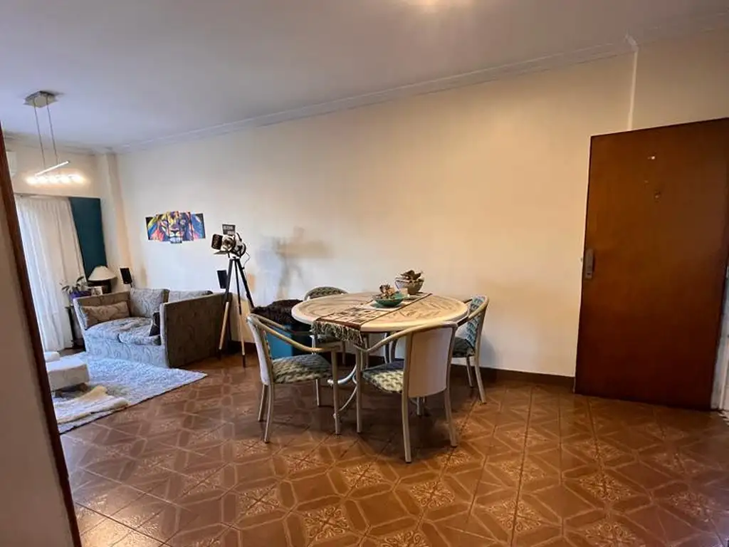 Semipiso en VENTA, dos dormitorios, Av. Hipólito Yrigoyen 6100, excelente ubicación