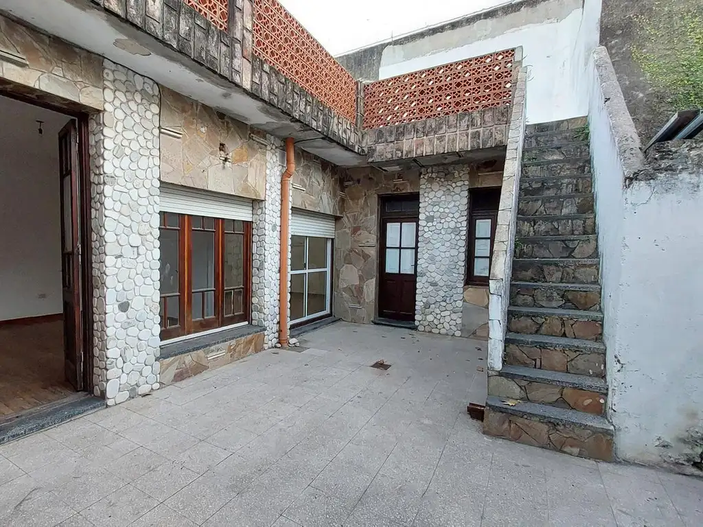 Venta: casa de 2 dormitorios con cochera, patio y amplia terraza.