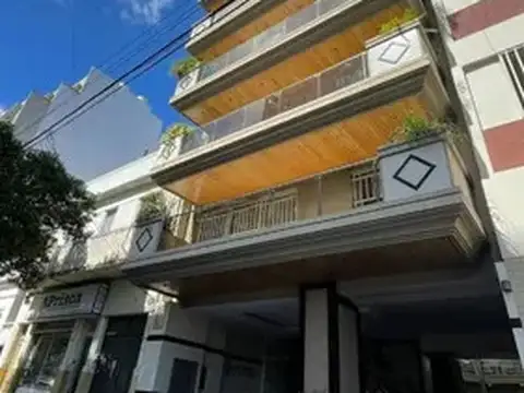 Piso De Cuatro Ambientes, Con Dos Cocheras