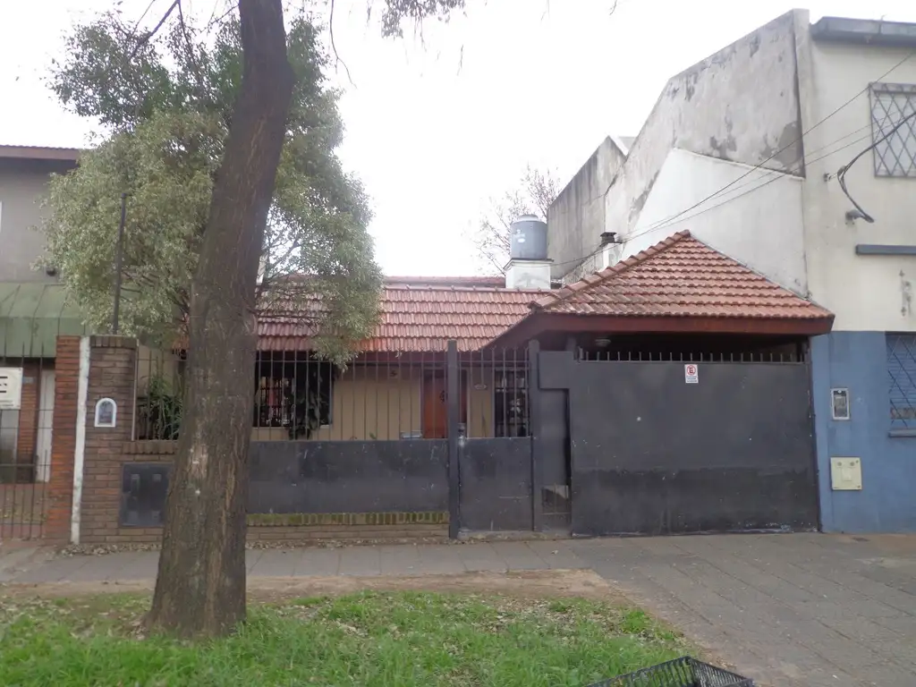 Casa desarrollada en 2 plantas, 3 dormitorios una suite, con jardín y pileta.