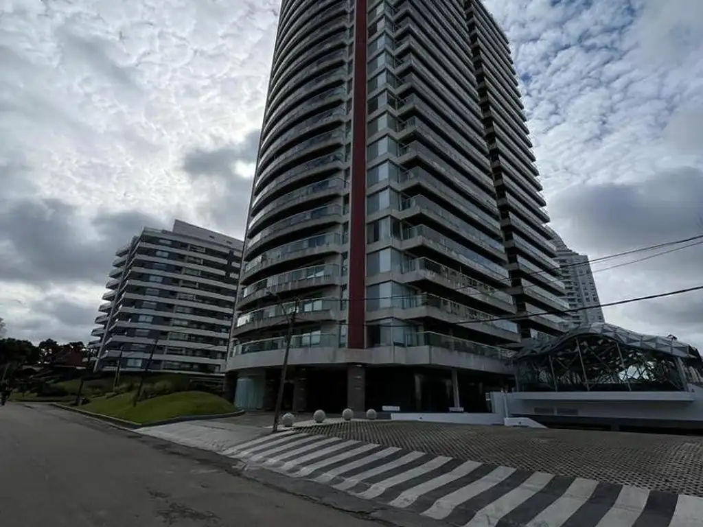 Muy buena torre a metros del mar