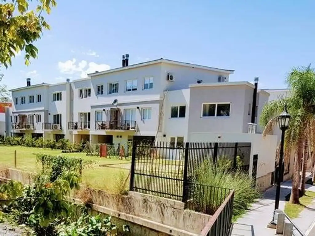 Venta casa triplex con pileta y jardines en Tigre residencia