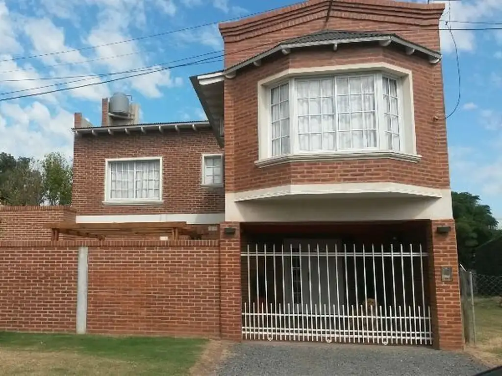 Casa de excelente construcción, muy buena ubicación, 4 hab., pileta a, quincho y demas detalles.