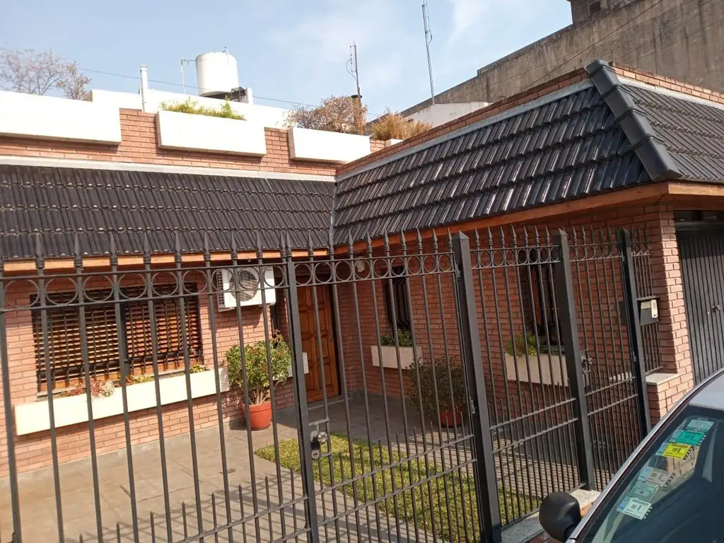 CASA 3 AMB. RAMOS MEJIA CON GARAGE