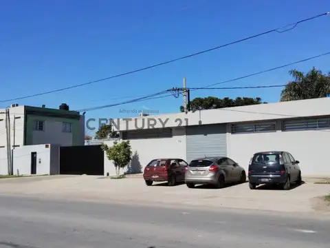 Importante propiedad comercial sobre Av.149 Los Hornos