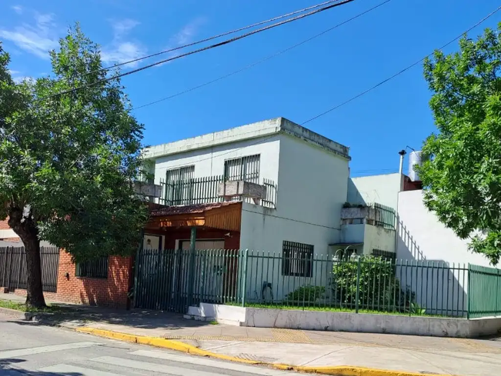 CASA EN ESQUINA EXCELENTE DE 3 AMB CON GARAGE 2 BAÑOS