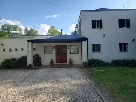 CASA CON GRAN PARQUE Y PILETA