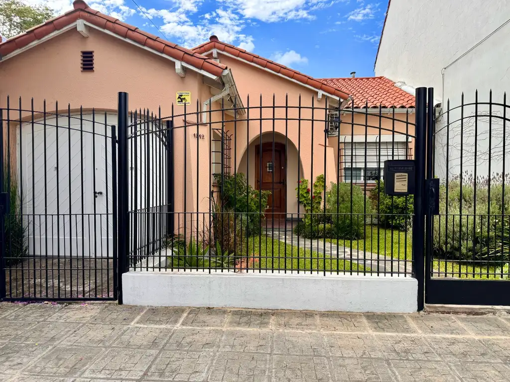 APTO CRÉDITO. CASA TRES AMBIENTES, JARDIN, PARQUE VERDE, PARRILLA, TODO EN UNA SOLA PLANTA.