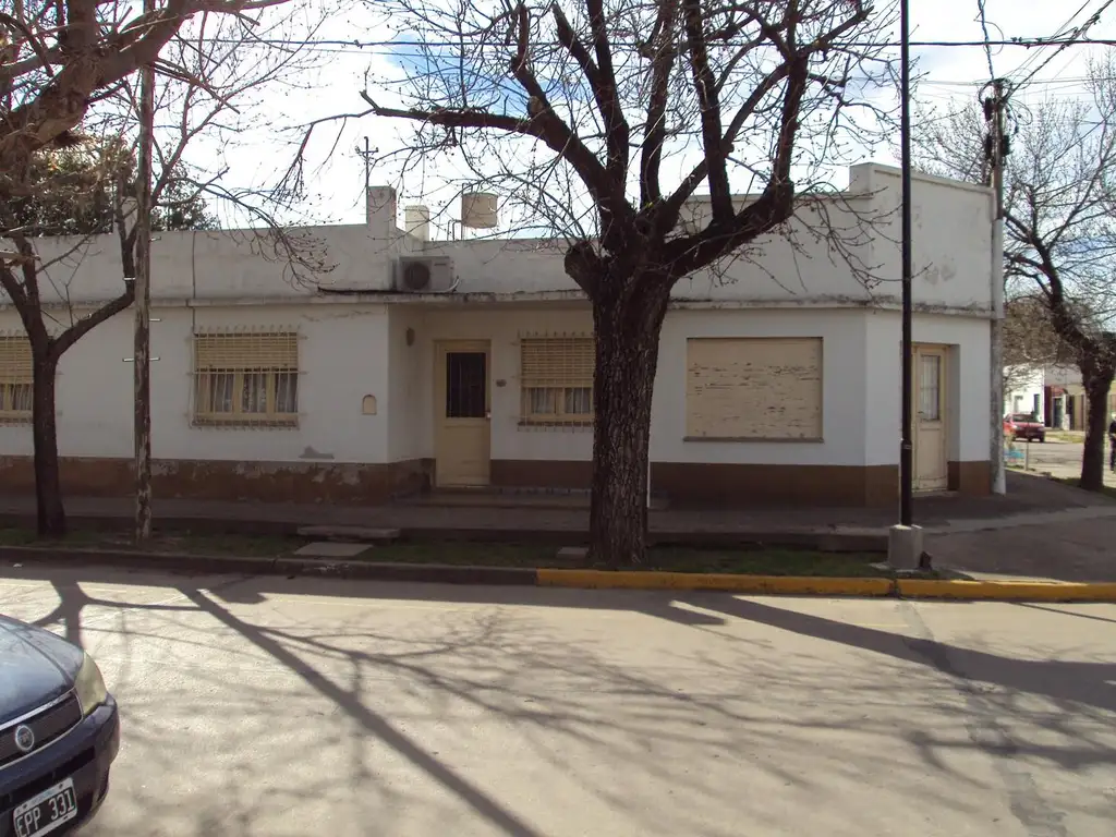 Venta Casa Esquina.Terreno Amplio.Pileta.Quincho