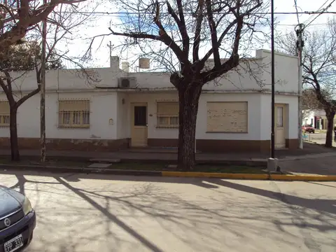 Venta Casa Esquina.Terreno Amplio.Pileta.Quincho