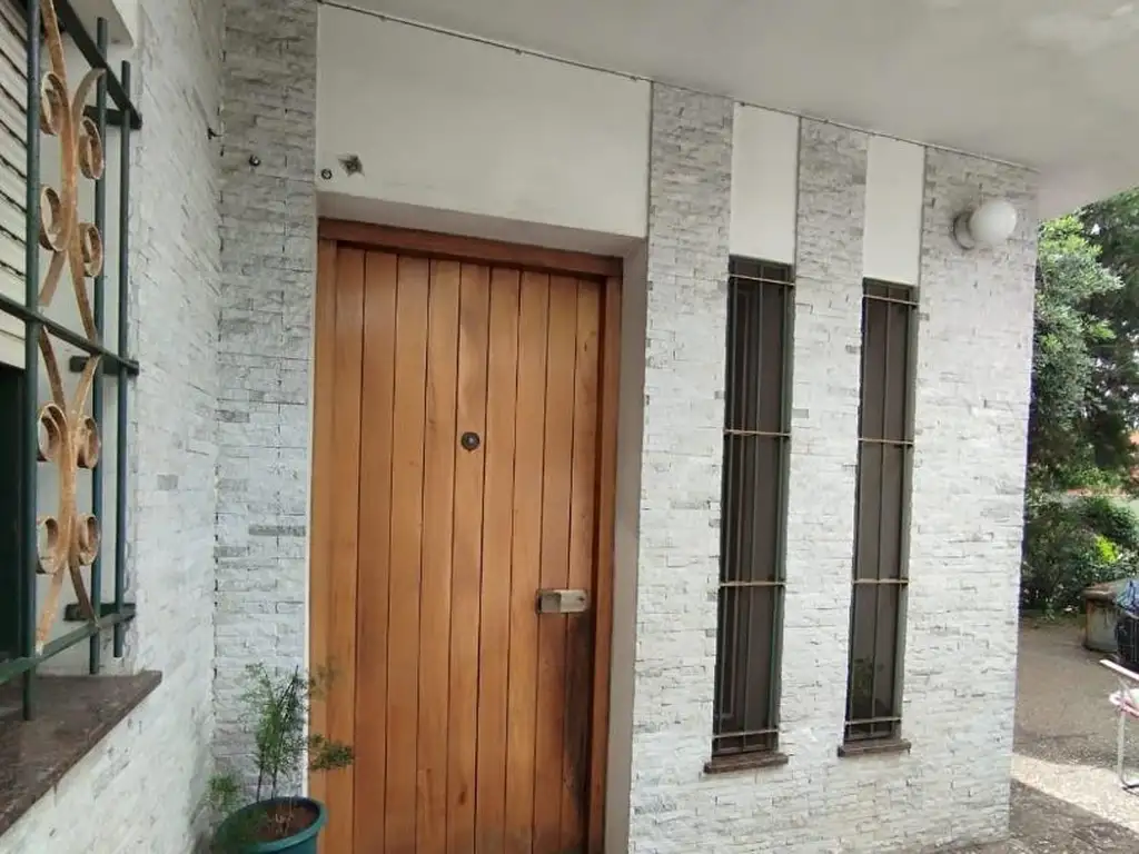 Se VENDE casa de 3 ambientes en esquina con galpón