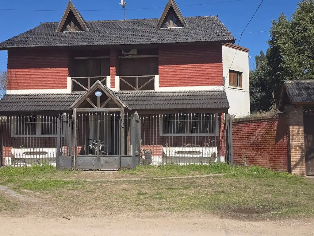 2 CASAS QUINCHO Y PILETA EN BARRIO EL TREBOL