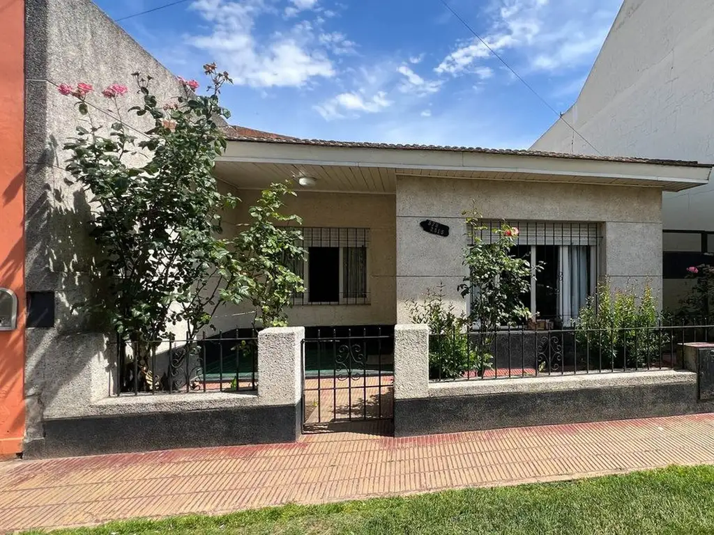 Venta Casa 3 amb. Quequén con amplio parque