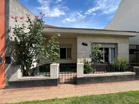 Venta Casa 3 amb. Quequén con amplio parque