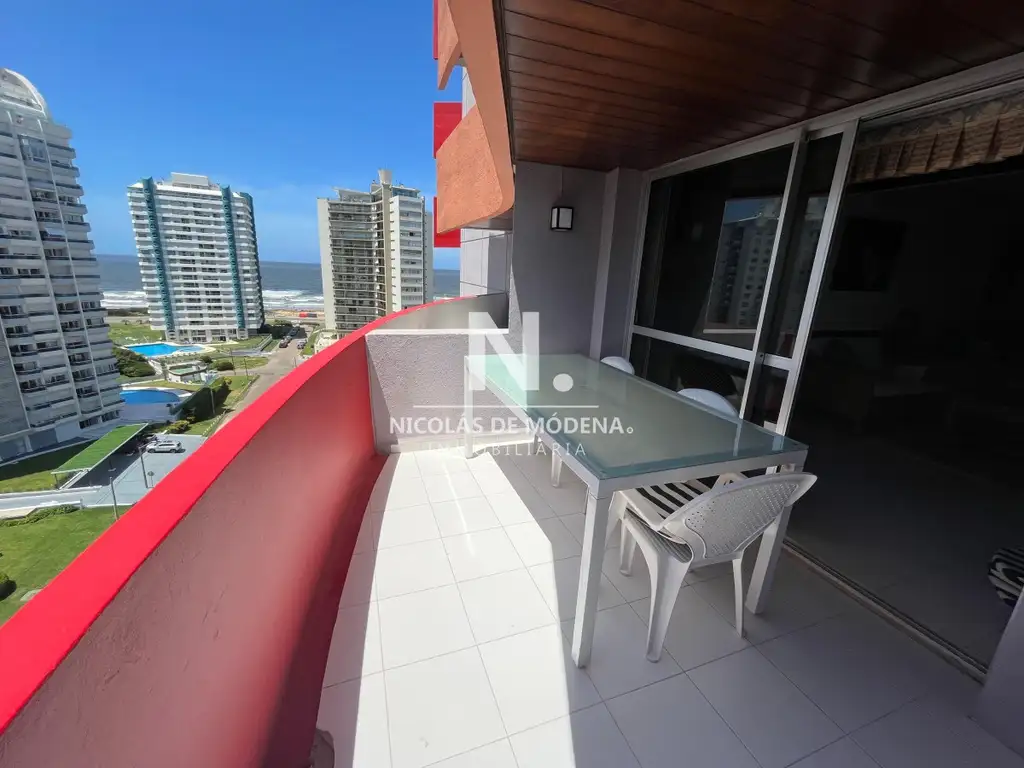 Oportunidad. Vende apartamento de 2 dormitorios con amplia planta en Punta del Este